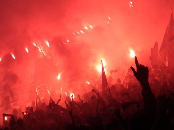 Penyalaan Bom Asap dan Flare Bisa Mengurangi Nilai Suporter Terbaik