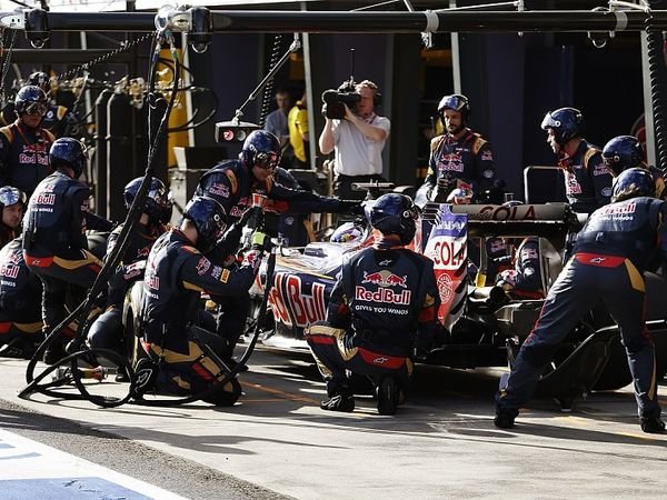Berita F1: Pirelli Terkejut Dengan Aturan Pemakaian Ban 2016