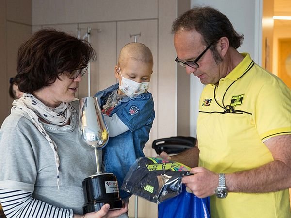 Ragam Berita MotoGP: Rossi Penuhi Janji Hadiah Piala Jerez Untuk Anak Penderita Kanker di RS Parma