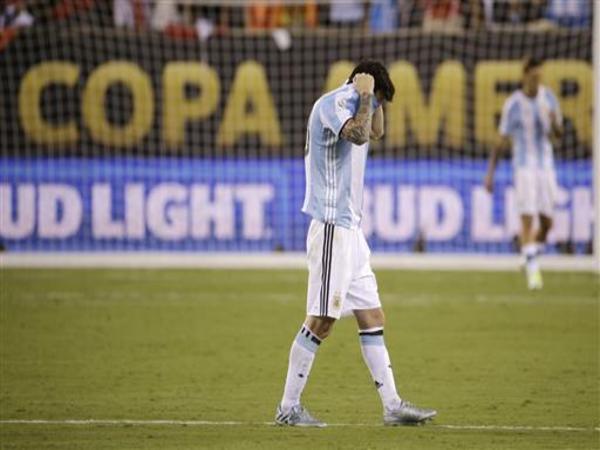 Berita Sepak Bola: Maradona Minta Messi untuk Tidak Mundur dari Tim Nasional Argentina