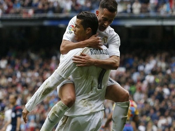 Berita Sepak Bola: C Ronaldo Paling Layak Menangkan Ballon d Or, Messi?
