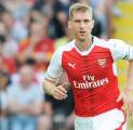 Berita Liga Inggris: Per Mertesacker Cedera Lutut, Arsene Wenger Cari Bek Baru untuk Arsenal