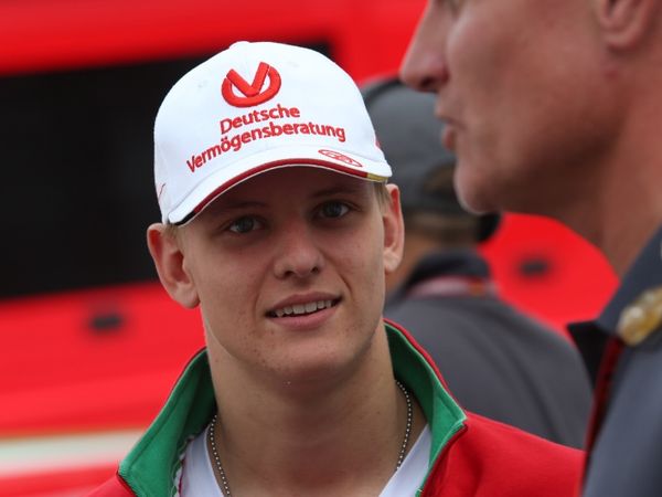 Berita F1: Begini Sambutan Lewis Hamilton pada Mick Schumacher di GP Jerman