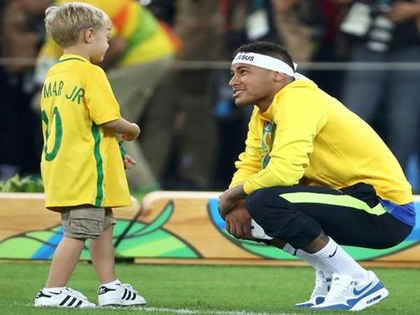 Berita Sepak Bola: Usai Persembahkan Medali Emas, Neymar Mundur Sebagai Kapten?