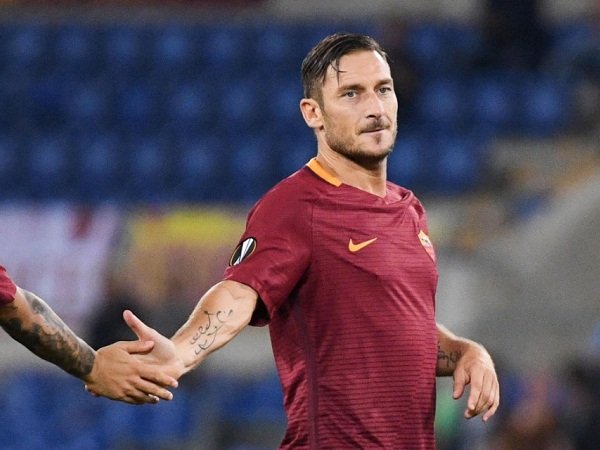 Berita Liga Italia: Strootman Anggap Kehadiran Totti Buat AS Roma Lebih Percaya Diri