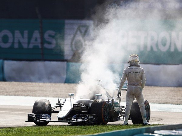 Berita F1: Ada Sabotase Di Balik Kegagalan Lewis Hamilton di GP Malaysia?