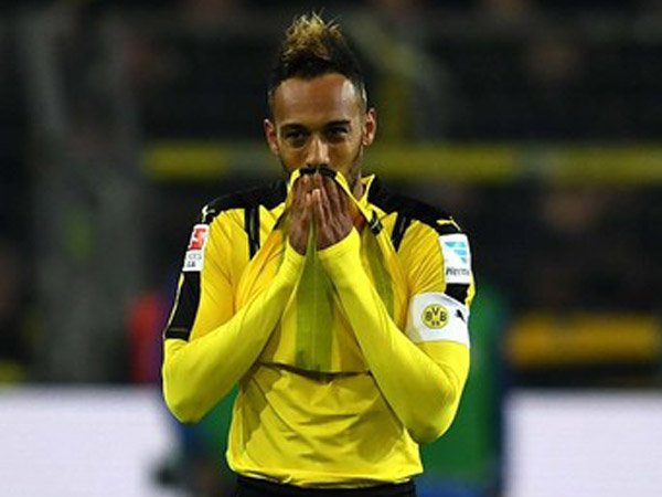 Berita Liga Jerman: Gol Aubameyang Selamatkan Borussia Dortmund