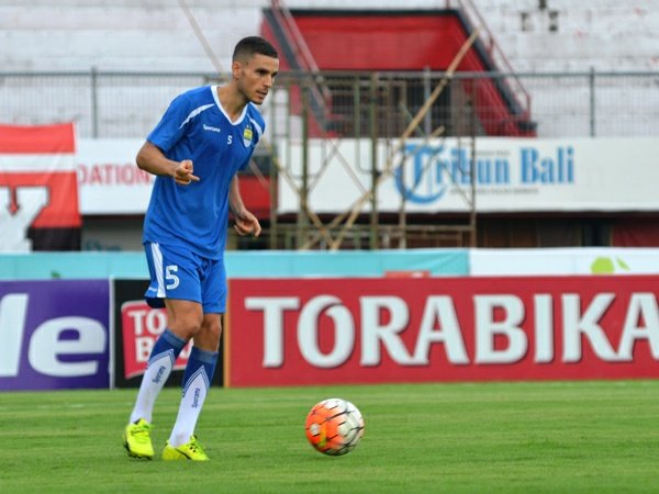 Berita TSC 2016: Bek Persib Ini Berang Wajahnya Diludahi Penyerang Persegres