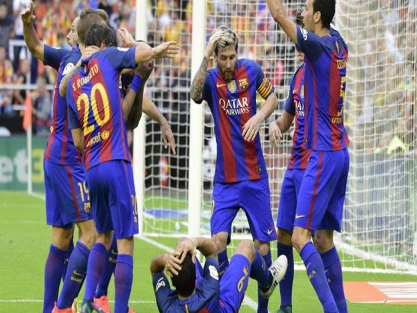 Berita Liga Spanyol: Pelaku Pelemparan Heran Satu Botol Kosong Bisa Robohkan 5 Pemain Barcelona