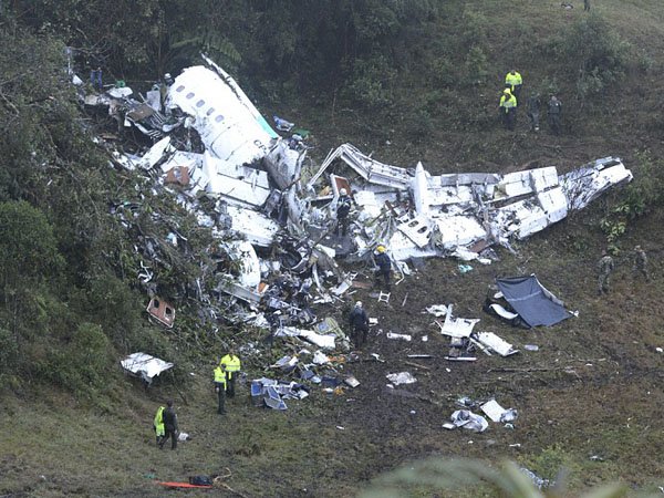 Berita Sepak Bola: Hanya Dua Pemain Chapecoense Selamat Dalam Kecelakaan Pesawat di Kolombia