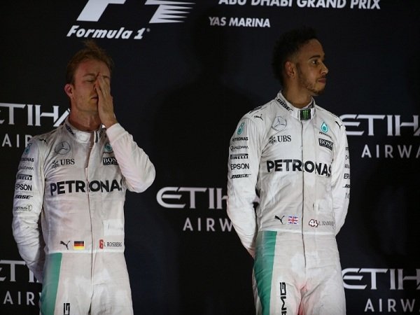 Berita F1: Lewis Hamilton Tidak Peduli Soal Pengganti Rosberg di Mercedes