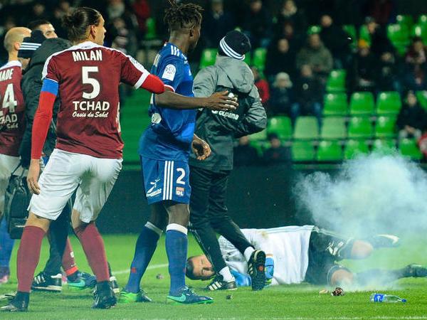 Berita Liga Prancis: Kiper Terkena Petasan, Pertandingan Metz vs Lyon Dihentikan