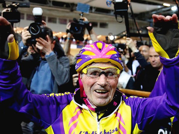 Pria Berusia 105 Tahun Ini Mencatat Rekor Dunia Bersepeda 