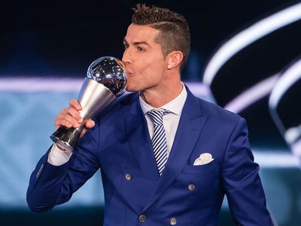 Berita Sepak Bola: Selamat! Cristiano Ronaldo Menangkan FIFA Player Of The Year
