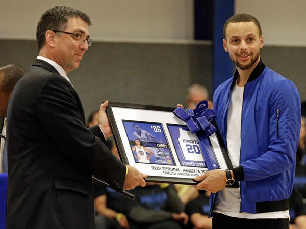 Berita Basket: Stephen Curry Terima Penghormatan dari Eks SMU dan Kampusnya