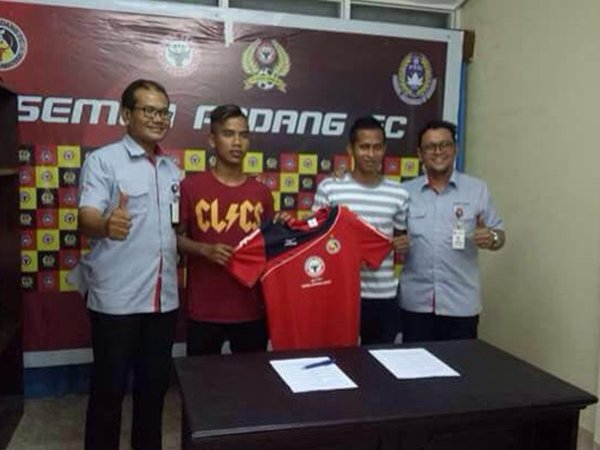 Berita Sepak Bola Nasional: Resmi! Semen Padang Kontrak Dua Putra Daerah