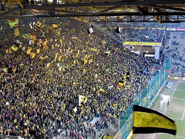 Berita Liga Jerman: Yellow Wall Ditutup, Pelatih Wolfsburg Merasa Beruntung Karena Ada yang Berbeda di Signal Iduna Park