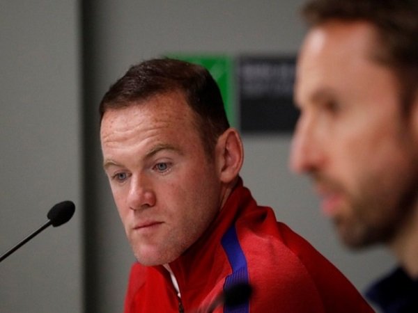 Berita Liga Inggris: Wayne Rooney Tegaskan Akan Tetap Bela Manchester United
