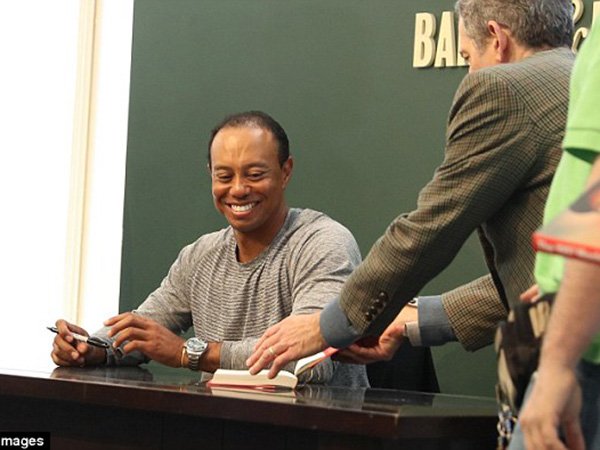 Berita Golf: Penandatanganan Buku Autobiografi Tiger Woods Dibanjiri Fans