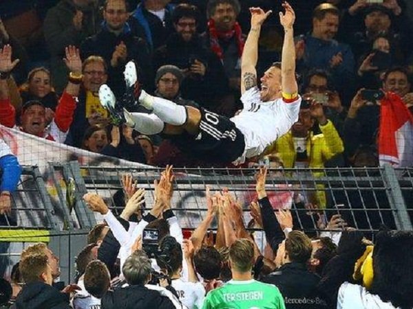 Berita Sepak Bola Internasional: Cetak Gol Kemenangan di Laga Pamungkas, Podolski Disanjung Tinggi