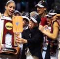 Berita Basket: Mengenal Dawn Staley, Sosok di Balik Sukses South Carolina Juarai NCAA Putri 2017