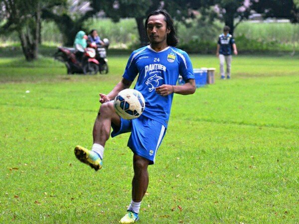 Berita Liga 1 Indonesia: Hariono Coba Adaptasi Dengan Partner Baru di Lini Tengah
