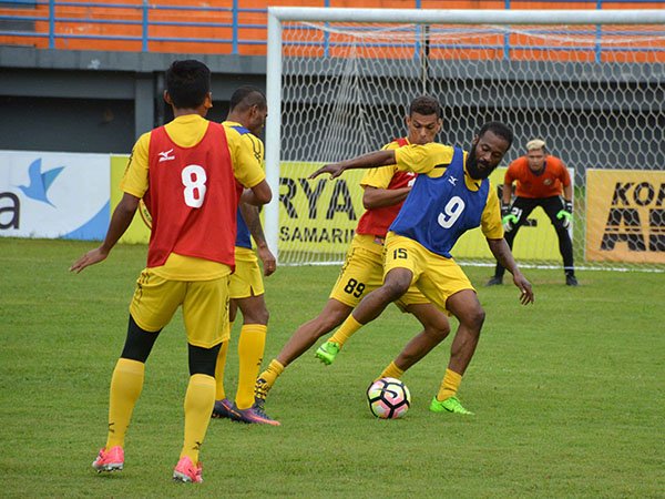 Berita Liga 1 Indonesia: Nilmaizar Coba Duetkan Marcel-Zokora di Lini Depan Semen Padang