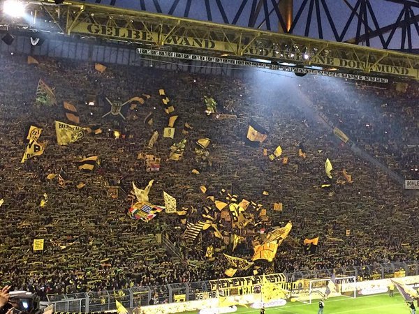 Berita Liga Jerman: Akibat Ulah Fans, Borussia Dortmund Didenda 1,4 miliar Rupiah