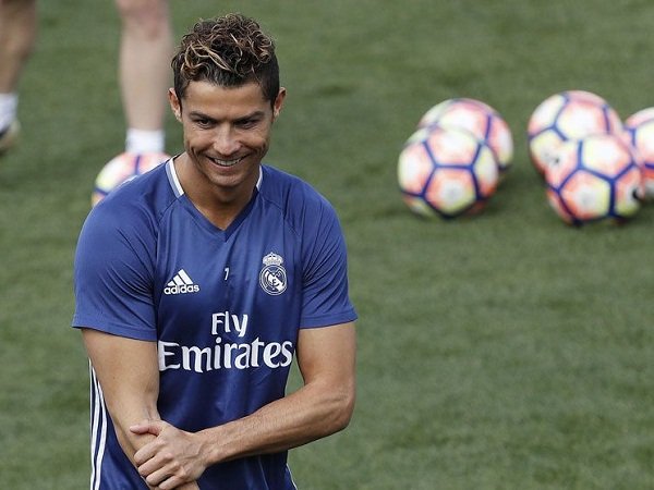 Berita Transfer: Perez Takkan Jual Ronaldo Meskipun Ditawarkan Emas Seberat Tubuhnya