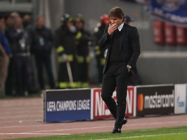 Phill Neville Kritik Lini Bertahan Chelsea Pasca Kalah 3-0 dari AS Roma