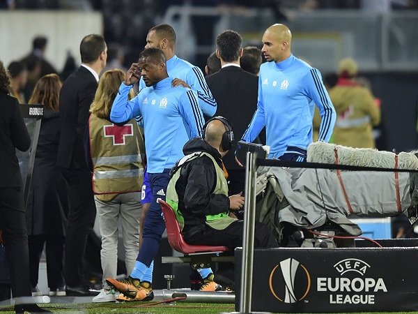 Patrice Evra Dikartu Merah Sebelum Kick-Off Setelah Menendang Fans Marseille
