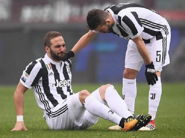 Kemenangan Derby Dibayar Mahal, Juventus Kehilangan Bernardeschi dan Higuain