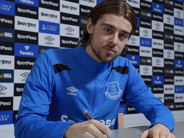 Everton Resmi Perpanjang Kontrak Antony Evans Hingga 2020
