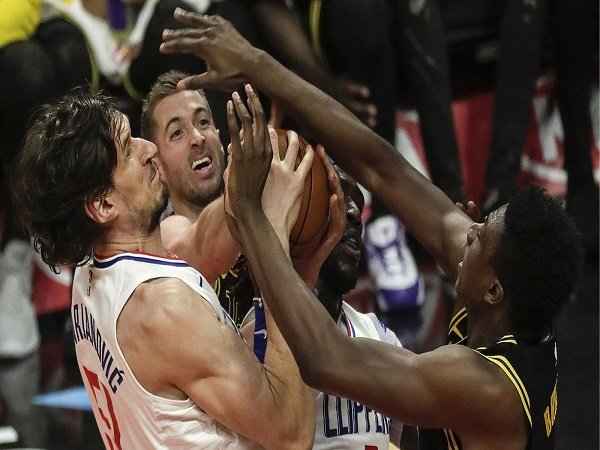 Lakers Kalahkan Rival Sekota Di Laga Terakhir Musim Reguler
