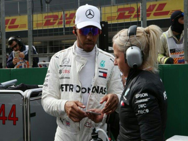 Mercedes Terpuruk, Perpanjangan Kontrak Lewis Hamilton Molor