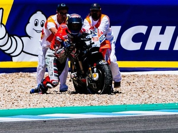 Kocak! Dovizioso Salah Ambil Motor Usai Tabrakan di MotoGP Jerez