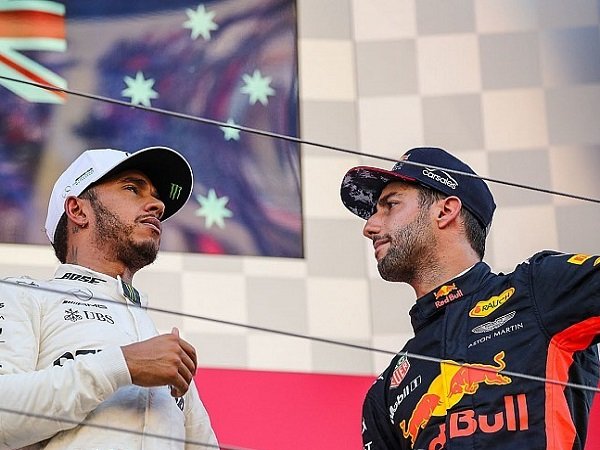 Hamilton Sebut Ricciardo Seharusnya Lebih Dihargai Oleh Red Bulll