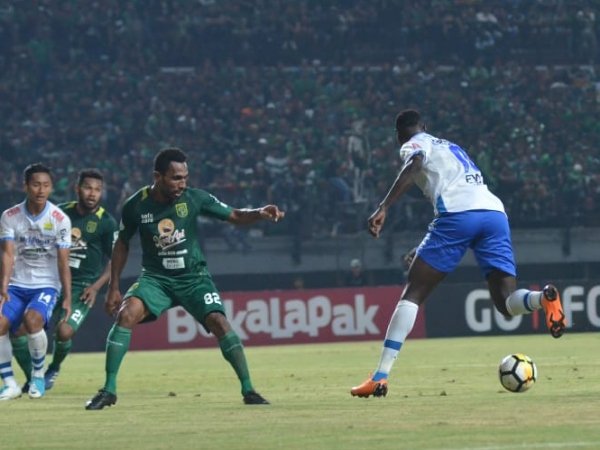 Dihajar Persib di Kandang, Alfredo Vera Salahkan Pemain