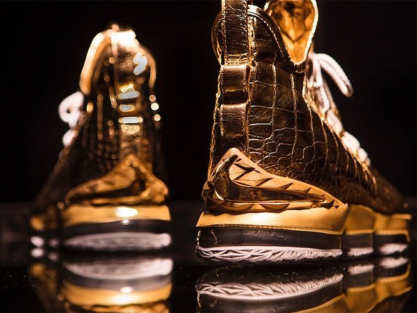 Wow! Nike Hadiahi LeBron James Sepatu Berlapis Emas