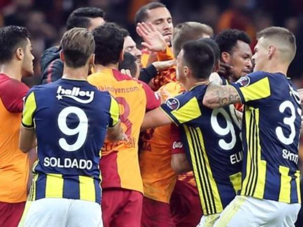 Tiga Pemain Diminta Keluar Lapangan dalam Kerusuhan di Derbi Istanbul