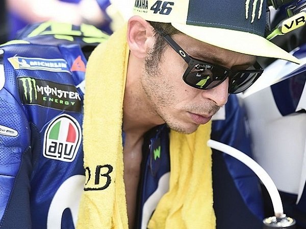 Terjatuh saat Hampir Menang, Rossi Tak Bisa Sembunyikan Kekecewaannya