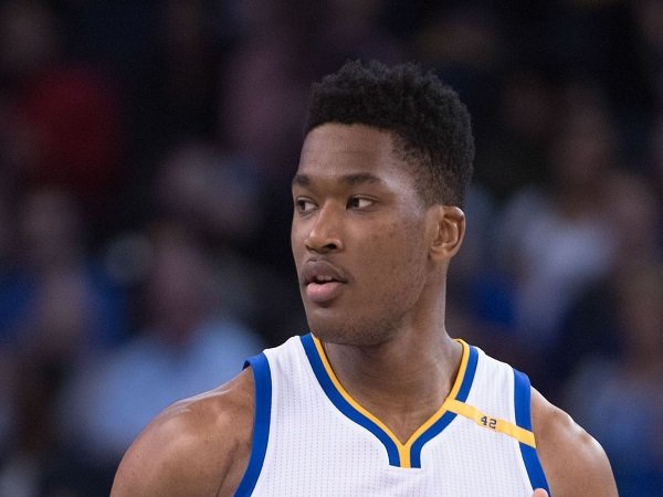 Kehilangan Jones, Warriors Enggan Gaet Center Baru