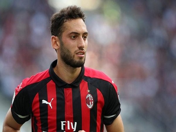 AC Milan Siap Jual Hakan Calhanoglu Demi Cesc Fabregas