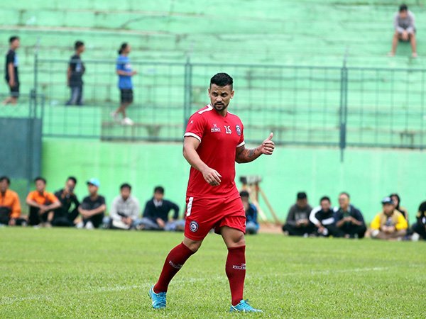 Pujian Pelatih Arema FC Untuk Robert Gladiator