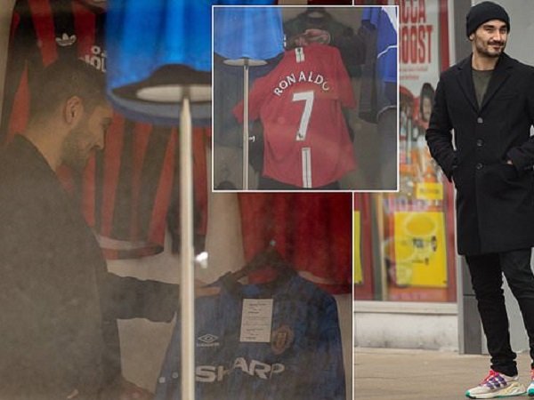 Gundogan Tertangkap Kamera Tertarik Dengan Jersey Jadul Manchester United