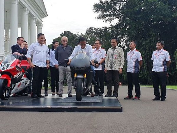 Presiden Jokowi Jajal Tunggangi Motor MotoGP