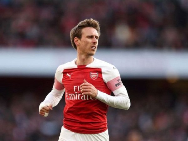Cedera, Arsenal Konfirmasi Monreal Tak Ikut Rombongan Ke Dubai