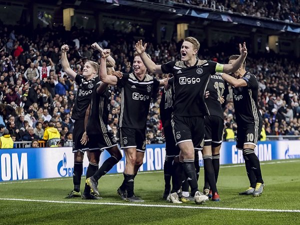 Van der Sar Yakin Ajax Bisa Kalahkan Juventus