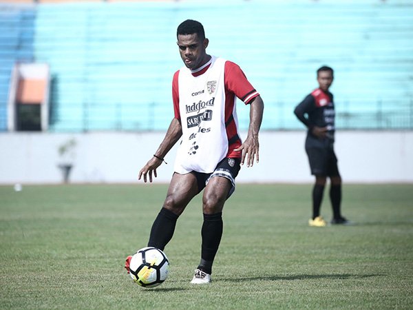 Duel Dua Pemain NTT Warnai Laga Bali United Vs Bhayangkara FC