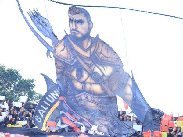 Ketika Paulo Sergio Dibuatkan Koreo Khusus Oleh Pendukung Bali United
